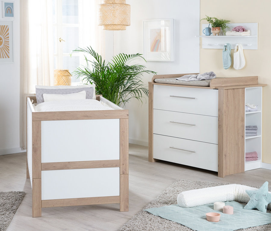 Kinderzimmer mit roba Wickelkommode »Malo« und Kinderbett.