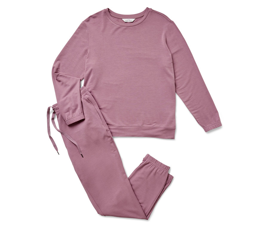 Rosa Damen Schlafanzug Set mit langärmligem Oberteil und Hose.