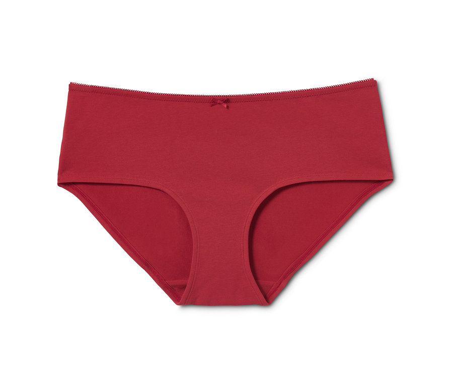 Ein roter Slip aus einem 5er-Pack auf weißem Hintergrund.