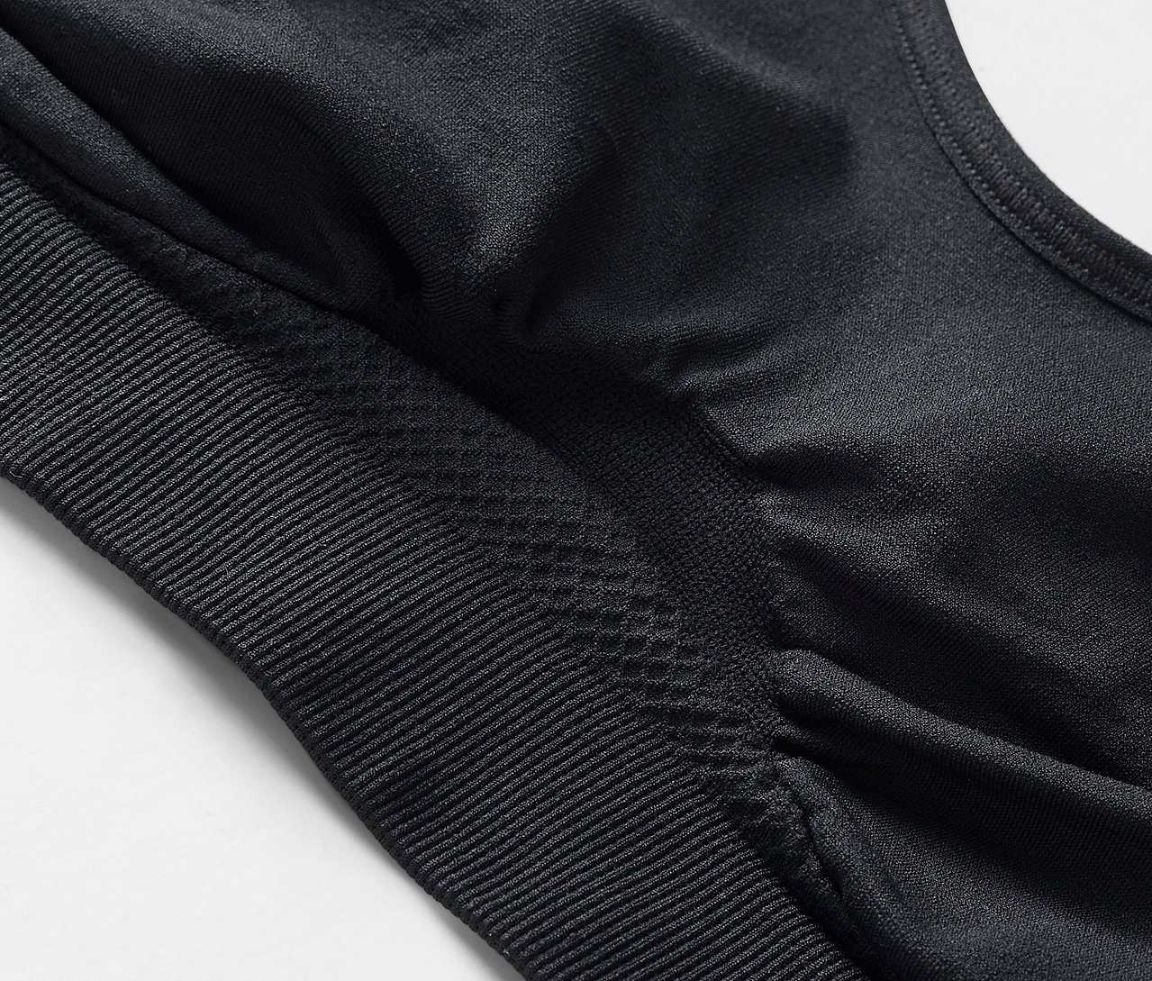 Detailaufnahme eines schwarzen Sport-BHs.