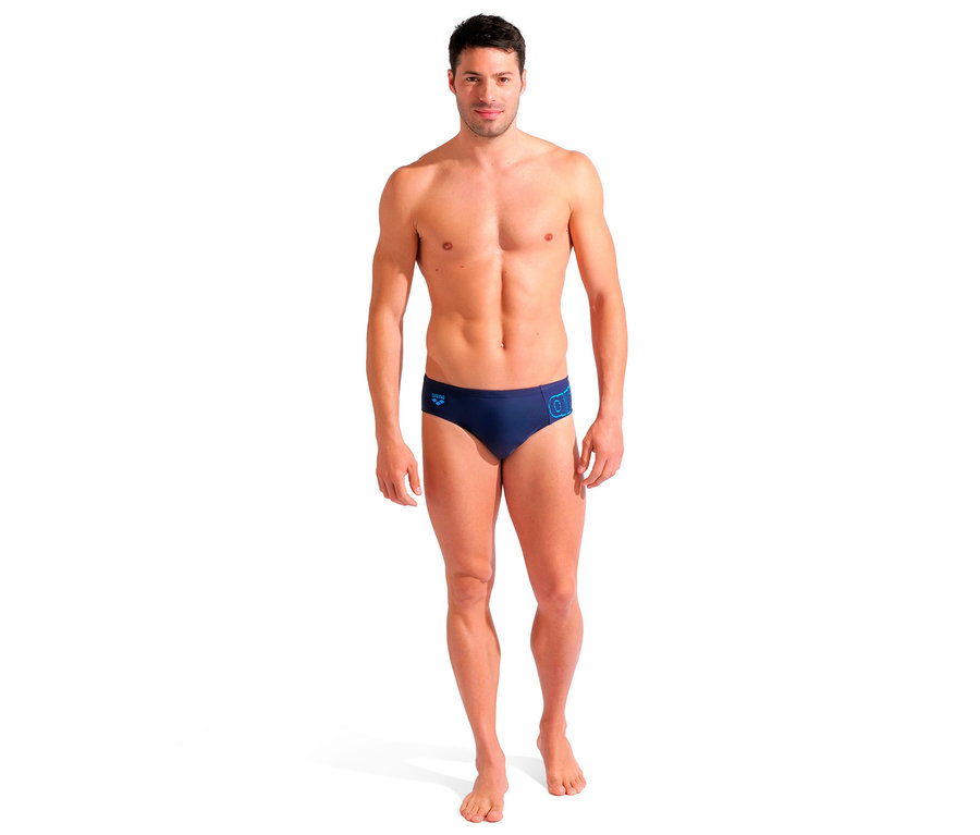 Mann steht und trägt arena Badehosen-Slip Scratchy, navy.