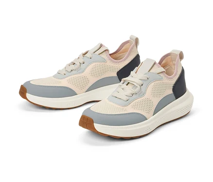 Zwei Sneaker auf weißem Hintergrund.