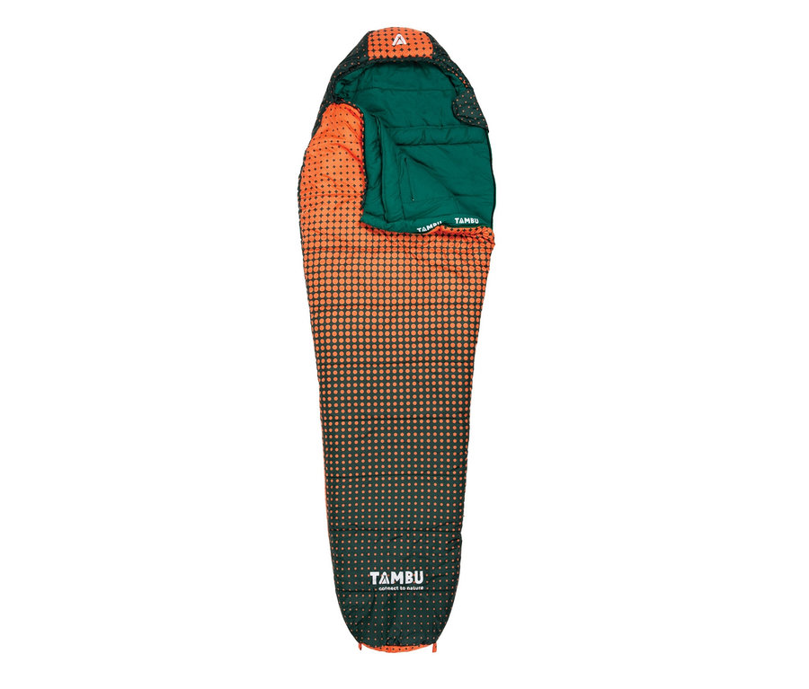 Ein grün-orangener Tambu Mumienschlafsack ist auf einem weißen Hintergrund ausgerollt.