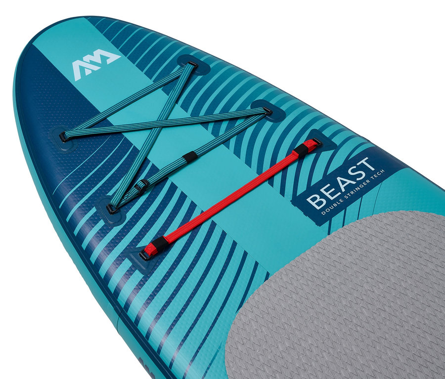 Detailansicht eines blaugrünen Aqua Marina Beast SUP-Boards mit Bungee-Seilen und grauem Deck.