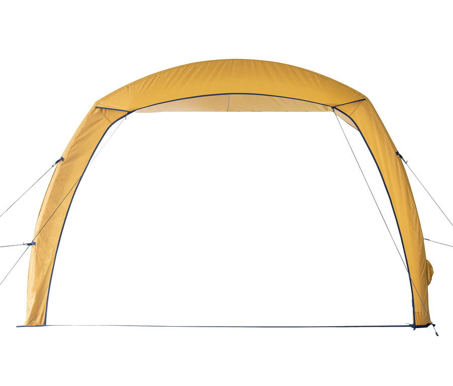 Gelbes, bogenförmiges Tambu Bus-Sonnensegel GATI, mit Seilen befestigt.