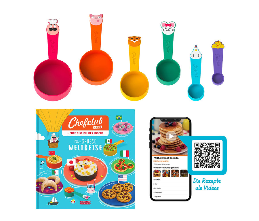 Das Bild zeigt bunte Messlöffel des Chefclub Koch-Sets mit verschiedenen Tiermotiven, ein Kochbuch und ein Mobiltelefon mit einem Pfannkuchenrezept.
