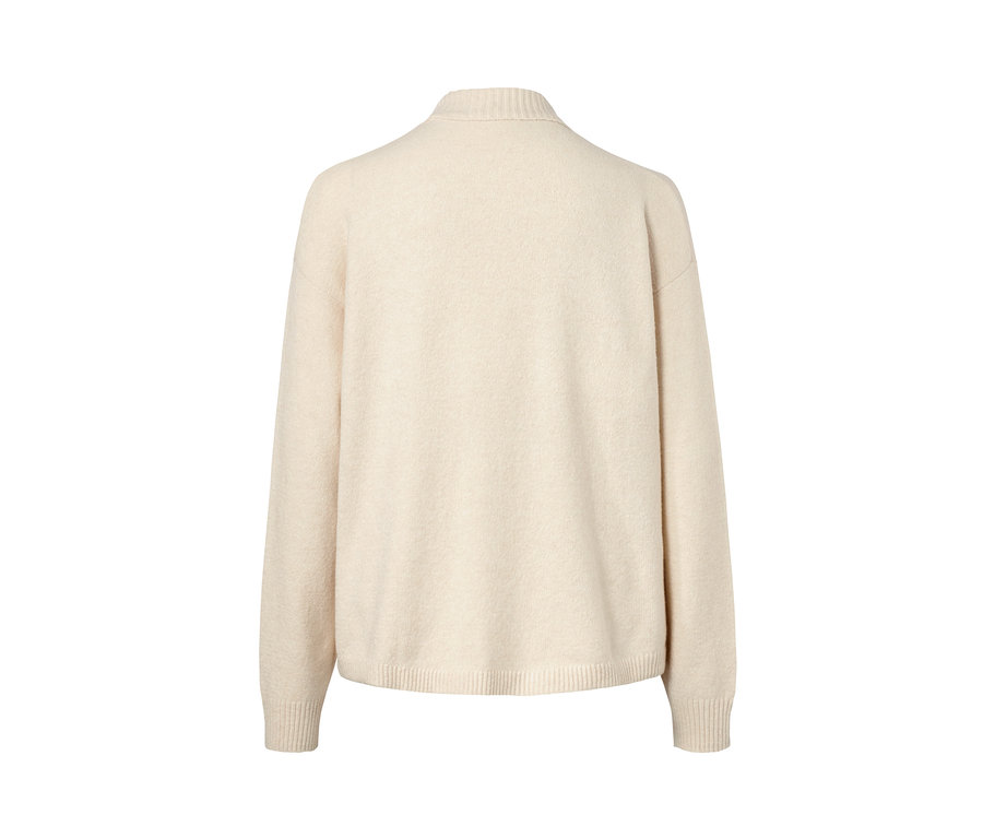 Detail der Rückseite eines cremefarbenen Strickpullovers mit Polokragen.