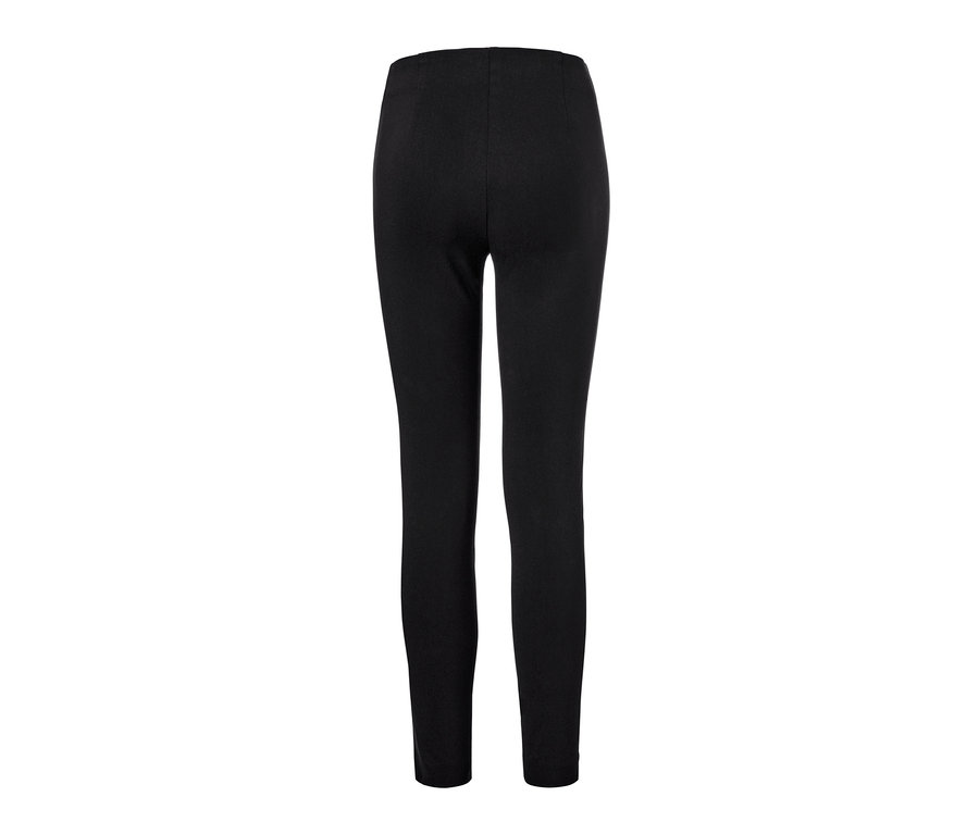 Detailansicht einer schwarzen Stretchhose von hinten.
