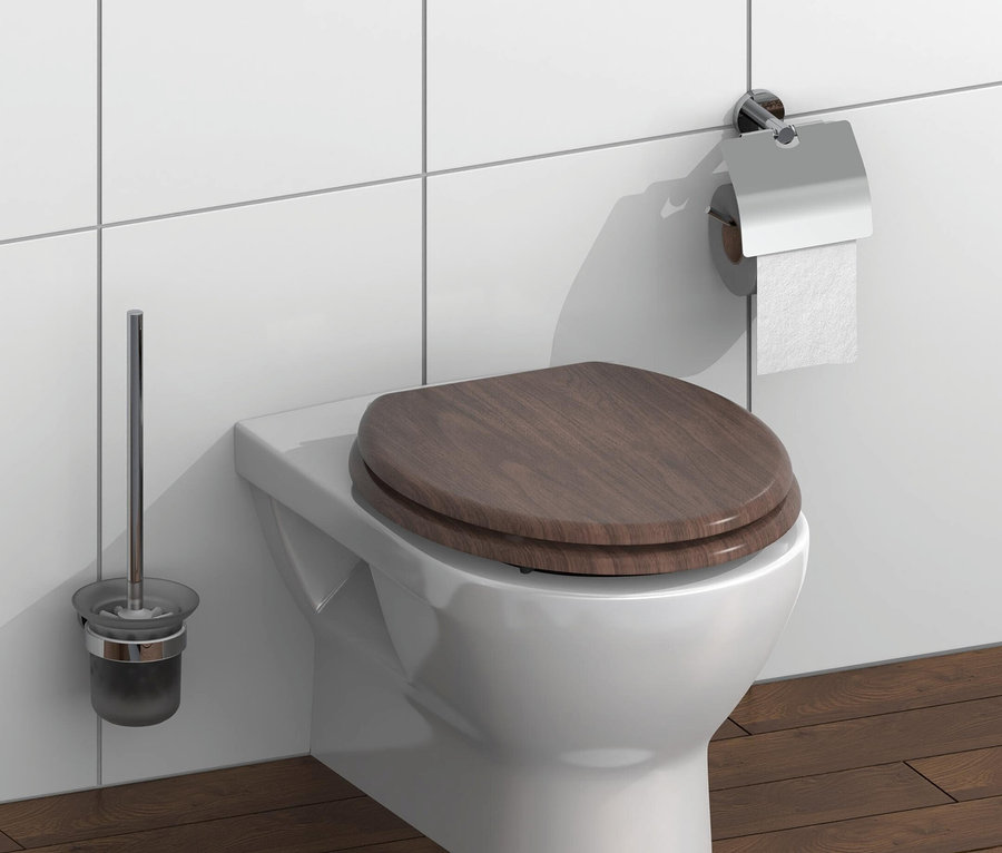 Weiße Toilette mit Holzbrett und Toilettenpapierhalter.