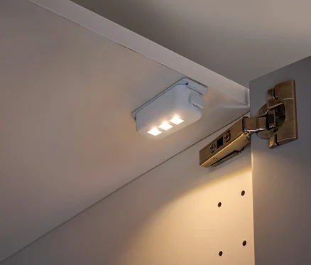 Eine LED-Leuchte leuchtet im Inneren eines Schranks.