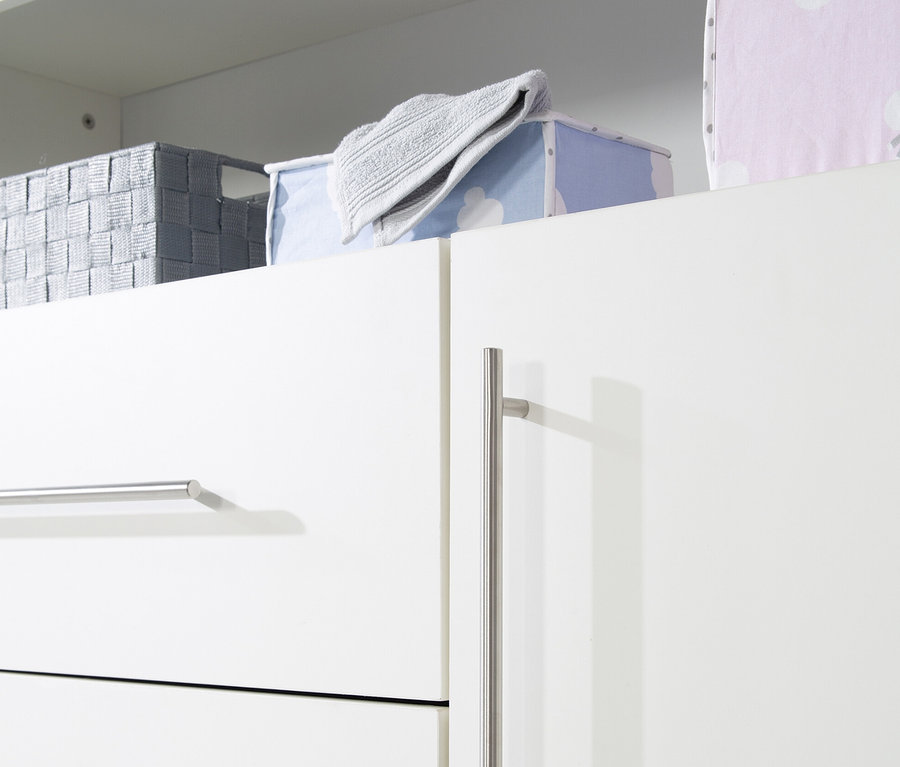 Auf der Oberseite der weißen roba Wickelkommode »Maren« befinden sich Aufbewahrungsboxen und ein graues Handtuch.