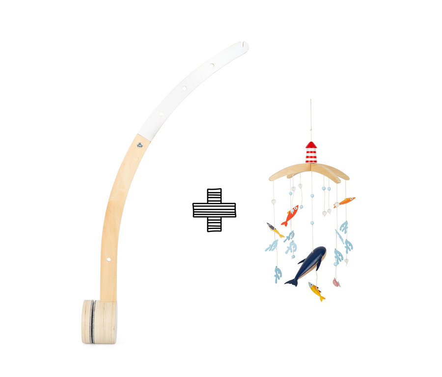 Ein Baby Mobile mit einer Holzhalterung und einem Mobile mit Meerestieren und Leuchtturm.