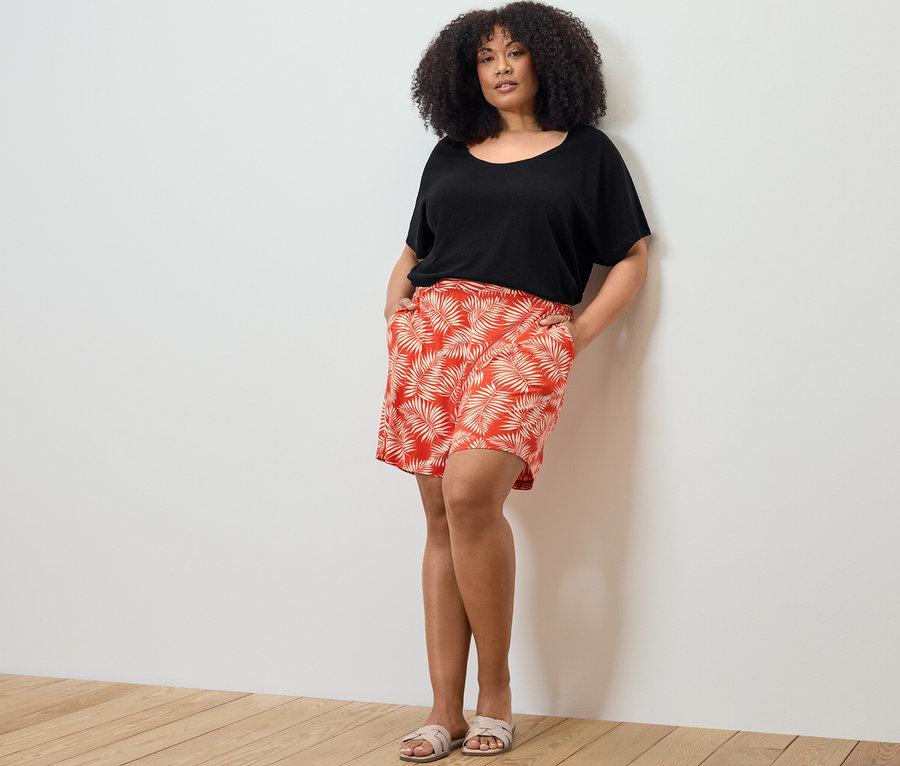 Frau posiert in Shirt aus Leinenmix und bedruckten Jerseyshorts.