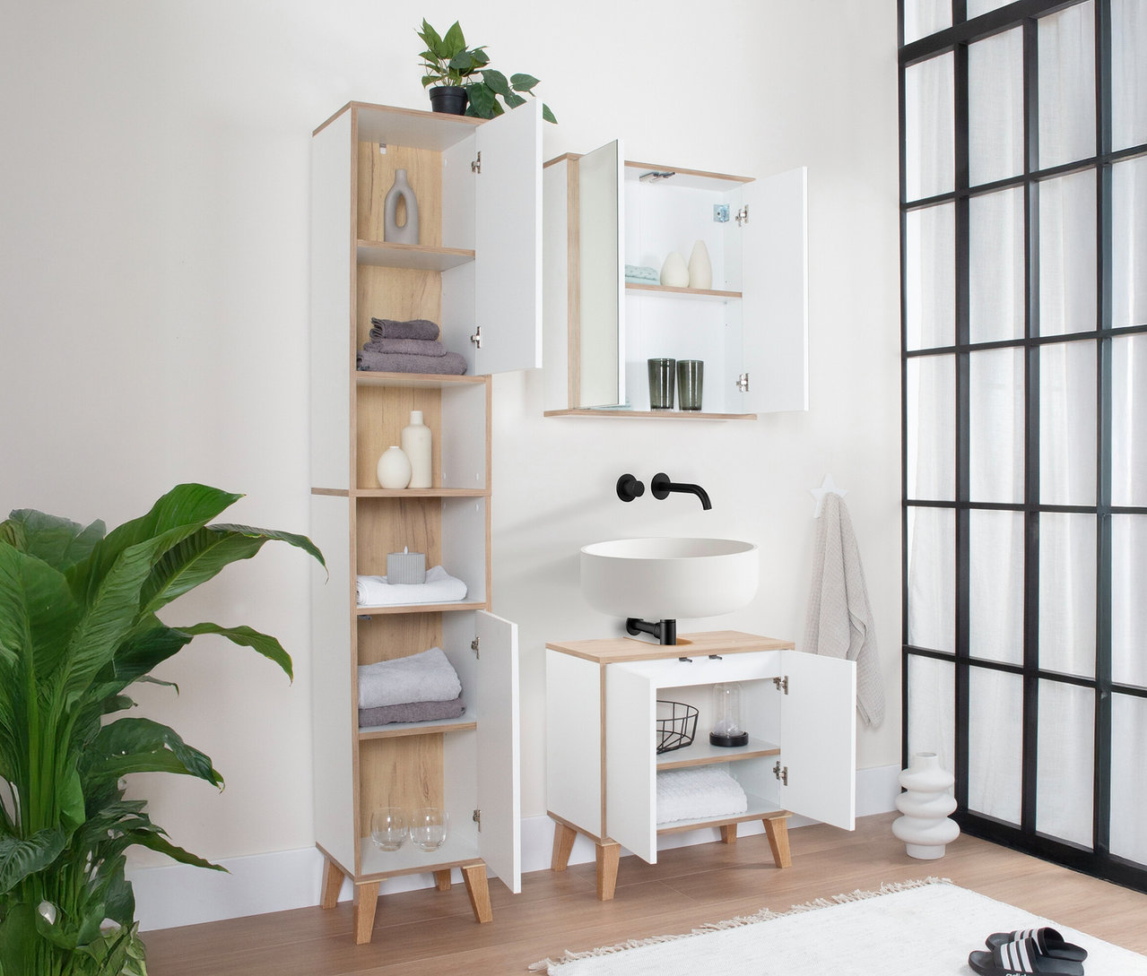 Ein Badezimmer zeigt einen weißen Roba Spiegelschrank »Morena« mit zwei Türen und Spiegel, kombiniert mit Artisan-Eiche-Akzenten.