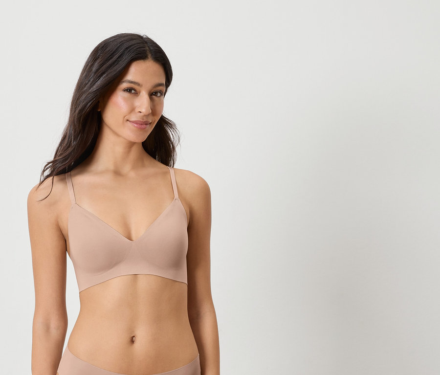 Frau trägt einen hautfarbenen BH.
