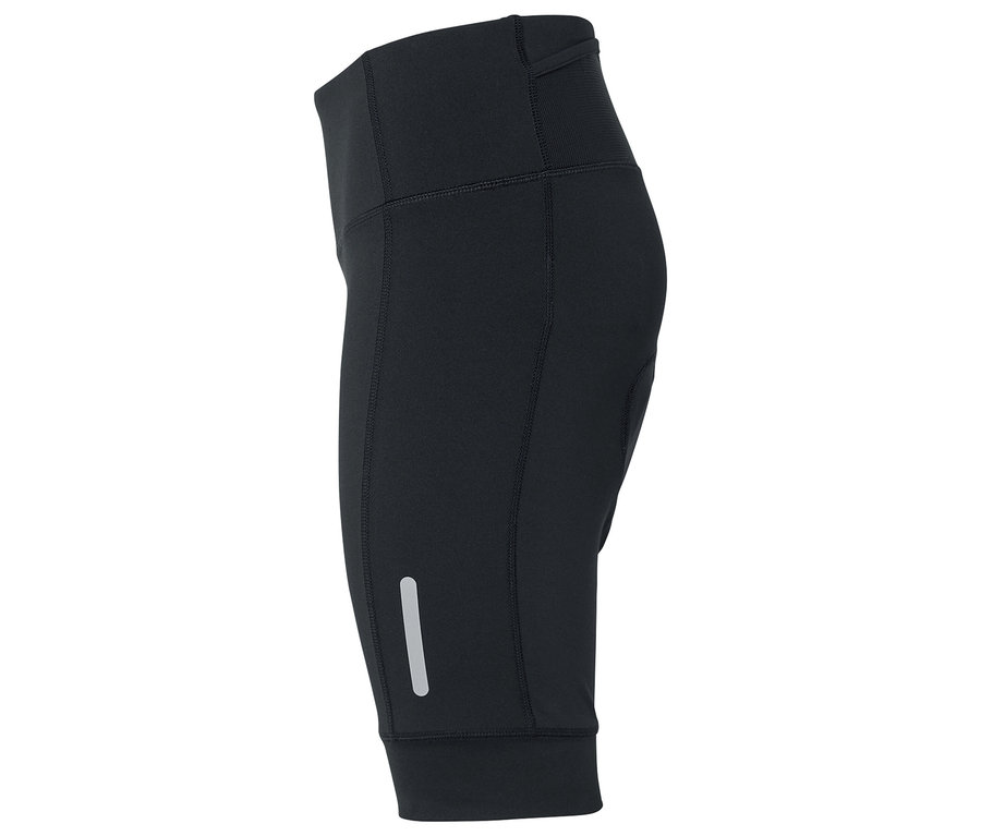 Schwarze, dreiviertellange Sport-Leggings auf weißem Hintergrund.