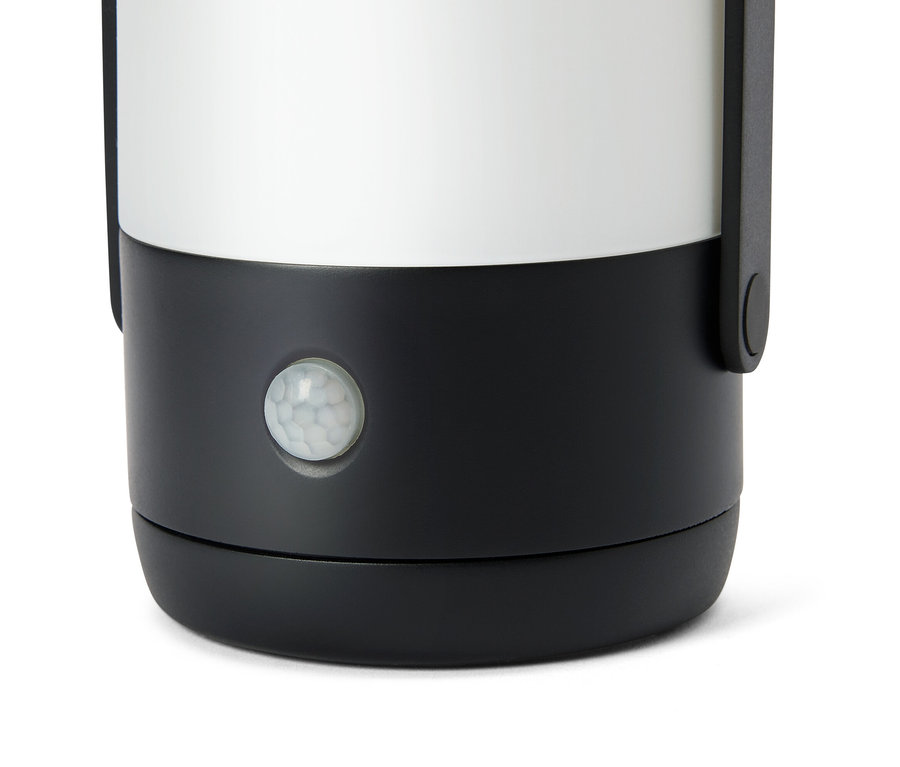 Nahaufnahme einer Lampe mit schwarzem Fuß und einem Sensor an der Vorderseite.
