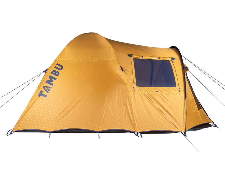 Ein gelbes Tambu »SETU 5« 5-Personen-Kuppelzelt steht vor einem weißen Hintergrund.