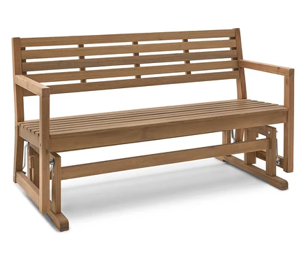 Eine hölzerne Gartenbank mit Armlehnen und Schaukelmechanismus steht im Freien.