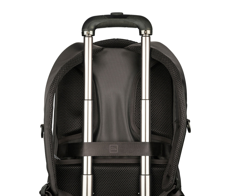 Nahaufnahme der Rückseite eines schwarzen Rucksacks mit Trolley-Griff, der am Rucksack befestigt ist.