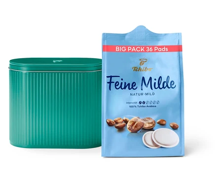 Eine Dose und eine Packung Tchibo Feine Milde Kaffeepads stehen nebeneinander.