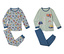 Zwei Sets Kinderpyjamas, eines mit Baufahrzeugmuster auf blauem Grund, das andere hellgrün mit Baufahrzeugmotiven und blauen Hosen.