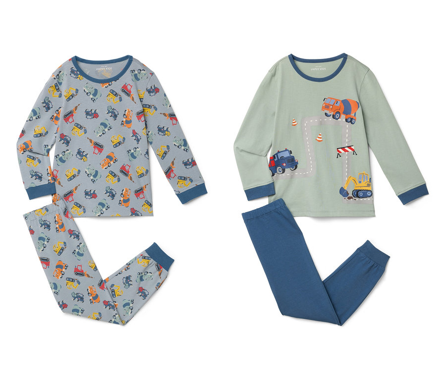 Zwei Sets Kinderpyjamas, eines mit Baufahrzeugmuster auf blauem Grund, das andere hellgrün mit Baufahrzeugmotiven und blauen Hosen.