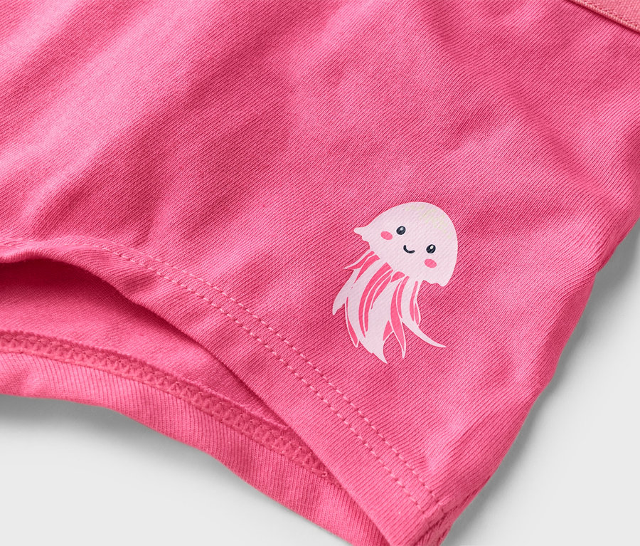Nahaufnahme von pinkfarbener Kleidung mit Quallen-Aufdruck.