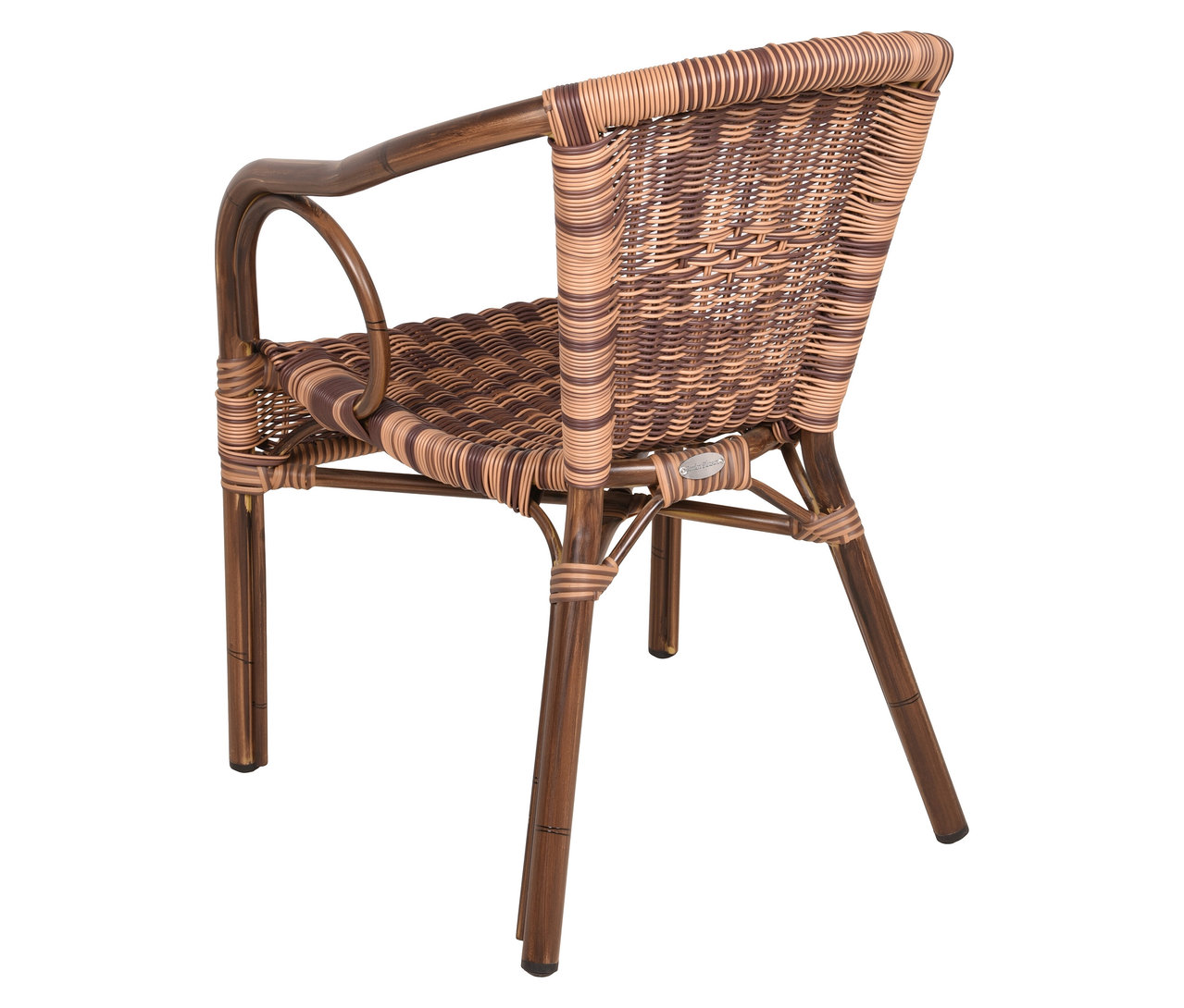 Rückansicht eines Korbsessels mit Armlehnen in Braun- und Beigetönen.