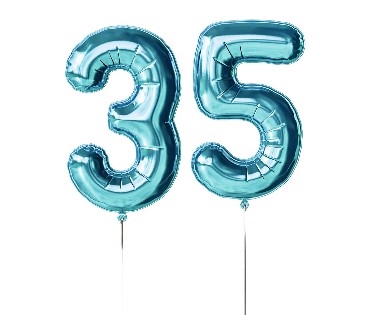 Zwei blaue Folienballons in Form der Zahl 35 vor weißem Hintergrund.