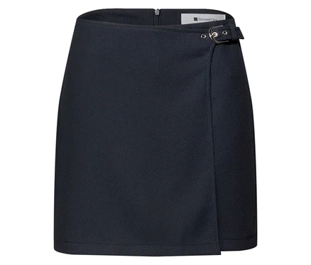 Dunkelblauer Street One Hosenrock aus strukturiertem Stoff mit Wickeloptik und einer dekorativen Schnalle mit zwei silbernen Ringen an der rechten Taille.