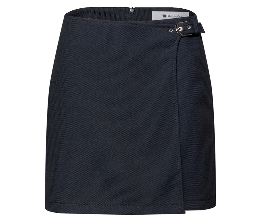 Nahaufnahme des Street One Hosenrocks in Dunkelblau mit Zierschnalle.