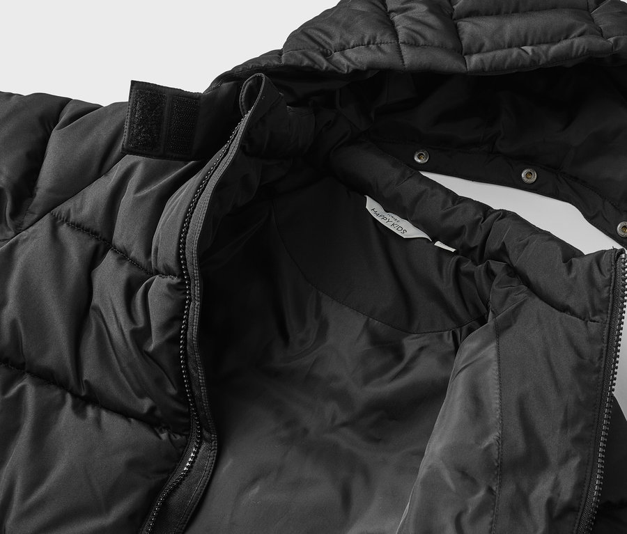 Nahaufnahme einer offenen, schwarzen, gesteppten Jacke mit Kapuze und Reißverschluss.