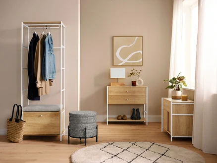 Flur mit einer Tischleuchte mit Holzfuß und einem Indoorteppich »NOMAD Rhombus Line«, Ø ca. 160 cm.