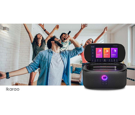 Mann singt mit Mikrofon zu einem 10,1"-Touchscreen mit Karaoke-Lautsprecher, während drei Personen im Hintergrund tanzen.