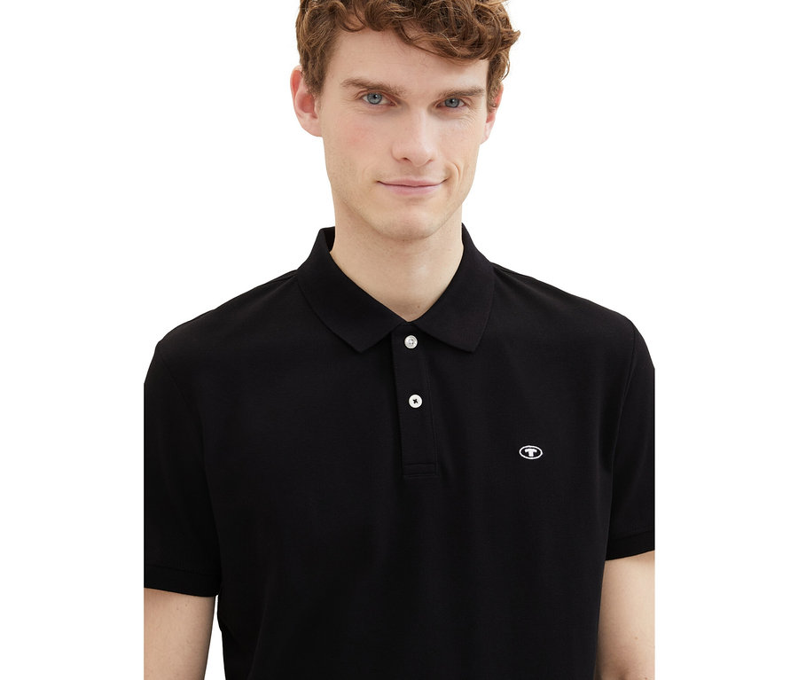 Mann trägt ein schwarzes Tom Tailor Piqué Poloshirt.