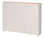Dreitüriger, cremefarbener Schrank mit Holzplatte oben und schwarzen Füßen.