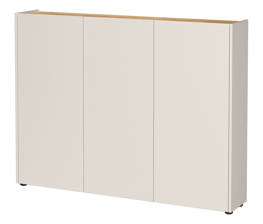 Dreitüriger, cremefarbener Schrank mit Holzplatte oben und schwarzen Füßen.