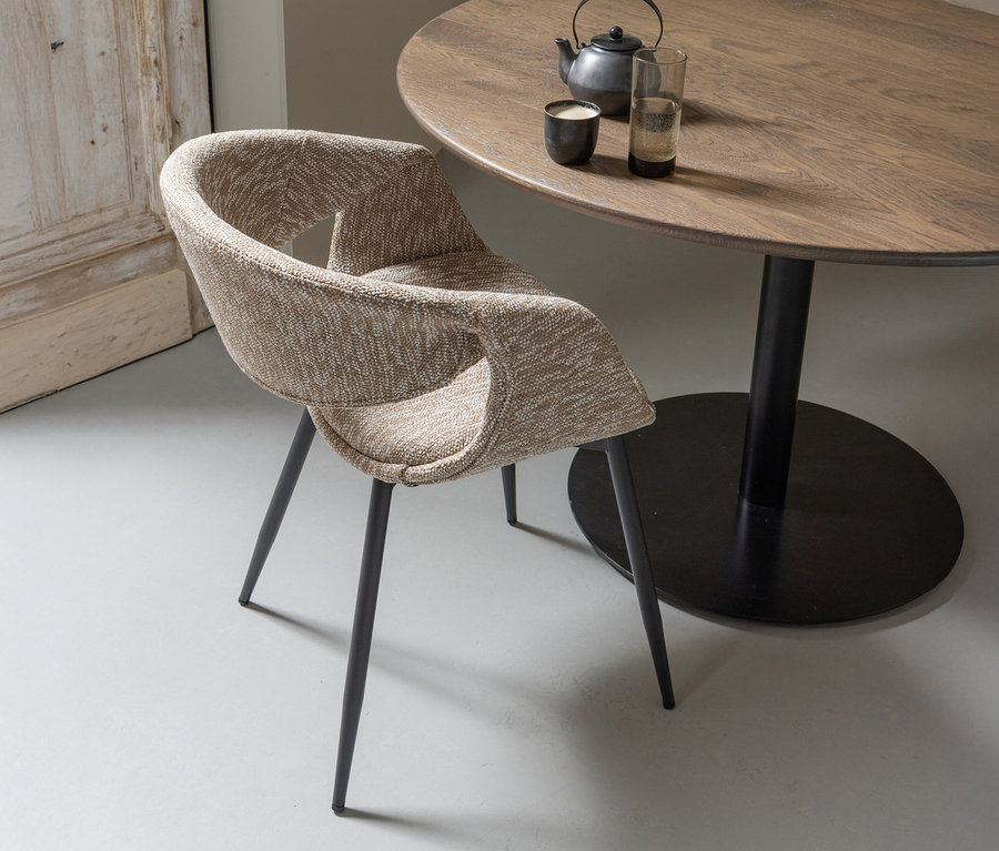 Ein einzelner schwarz-sandfarbener WOOOD Esszimmerstuhl »Yossi« mit Metallfuß aus einem 2er-Set steht neben einem Esstisch.