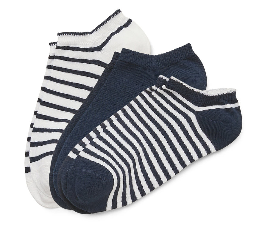 Drei Socken: Eine weiße gestreifte, eine dunkelblaue, eine dunkelblau gestreifte.