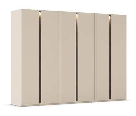 Beiger Schrank mit fünf Türen und schmalen, dunklen Griffen, die sich vertikal über die gesamte Höhe der Türen erstrecken.