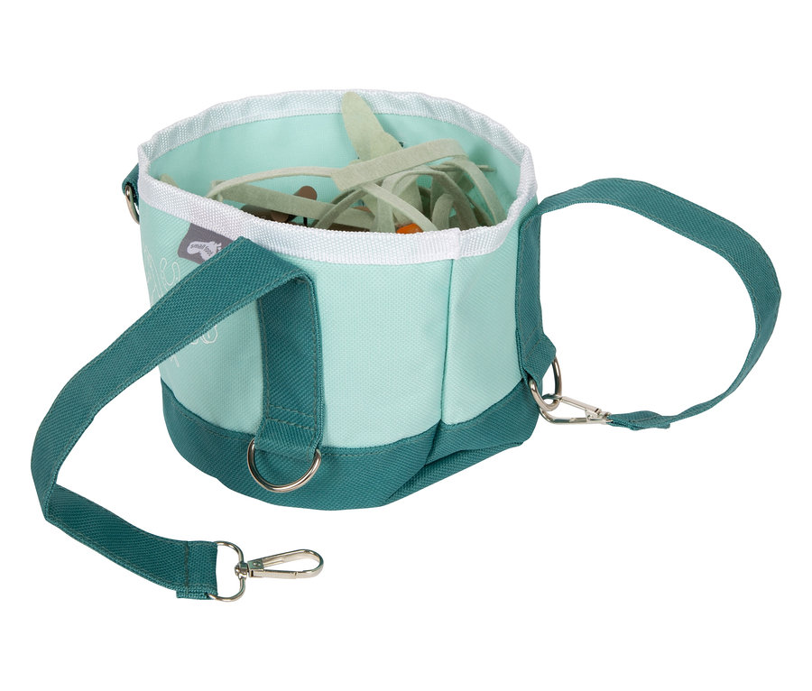 Nahaufnahme des small foot Pferdefutter-Sets mit Tasche, gefüllt mit Spielzeugfutter.