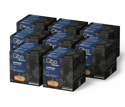 Acht schwarze und blaue Packungen Qbo Espresso INDIAN KAVERI Kaffeekapseln, jede Packung enthält 27 Kapseln und zeigt ein Bild von Espresso in einem Glas.