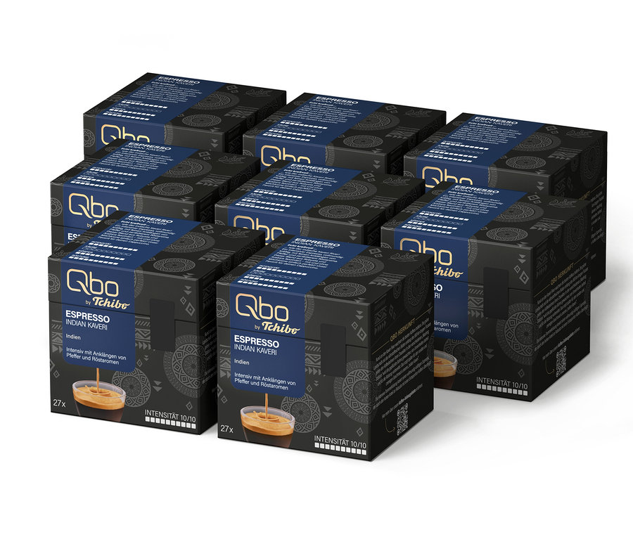 Acht schwarze und blaue Packungen Qbo Espresso INDIAN KAVERI Kaffeekapseln, jede Packung enthält 27 Kapseln und zeigt ein Bild von Espresso in einem Glas.
