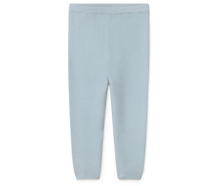 Hellblaue, gestrickte Hose für Babys liegt auf einem weißen Hintergrund.