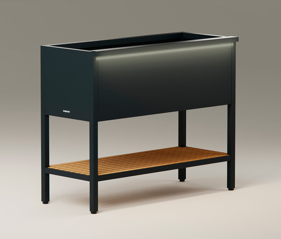 Dunkelblauer Pflanzkasten mit Holzablage auf beigem Hintergrund.