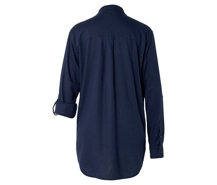 Dunkelblaues, langärmeliges Hemd, von hinten gesehen, mit einem hochgekrempelten Ärmel.