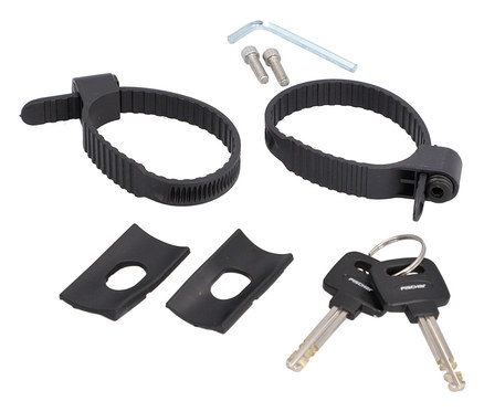 Nahaufnahme von zwei schwarzen Fischer Faltschloss Plus FK90/8 Halterungen, zwei schwarzen Gummistücken, zwei Schlüsseln, einem Inbusschlüssel und zwei Schrauben.