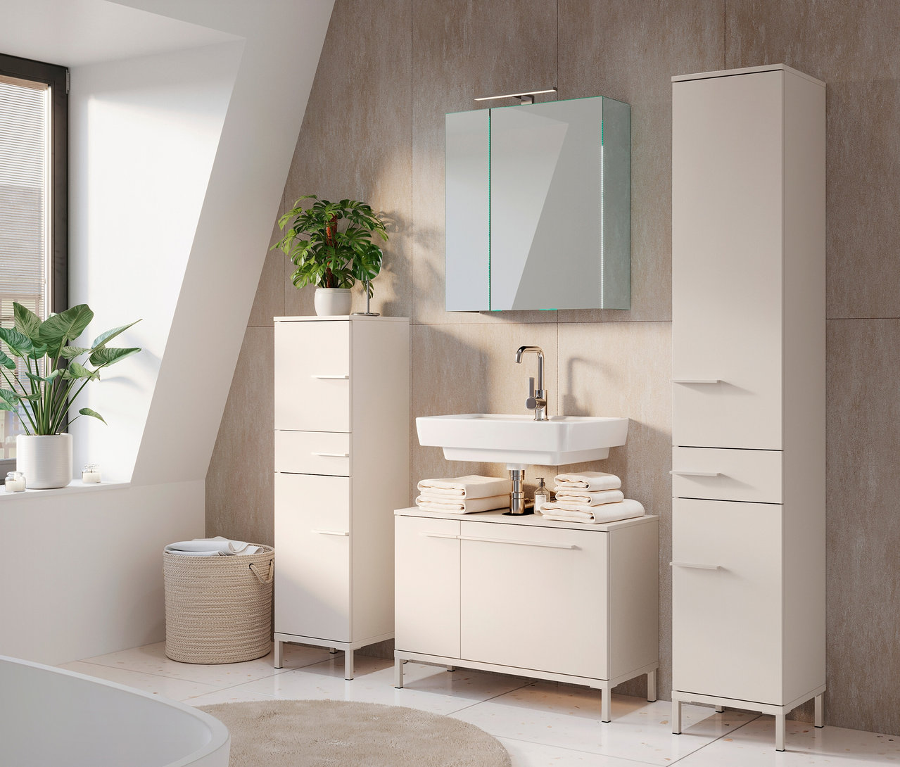 Badezimmer mit weißem Waschbecken, »Tavira« Spiegelschrank, klein, und »Laurino« Mediumschrank.