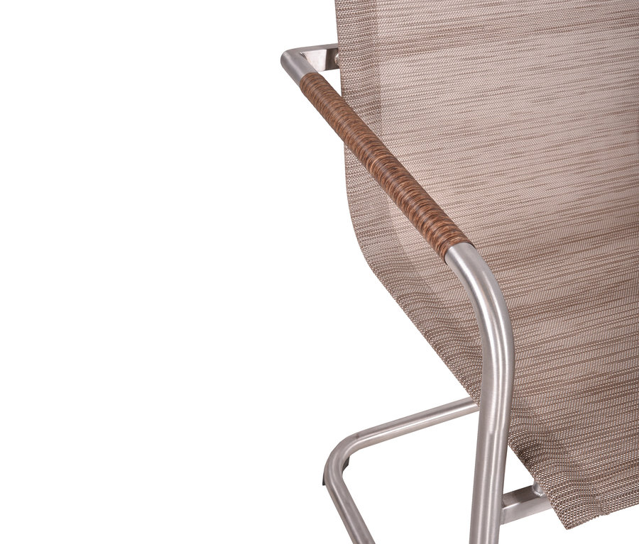 Nahaufnahme eines Stuhls mit braunem, gewebtem Sitz und Armlehnen mit braunem Griff und silbernem Gestell.